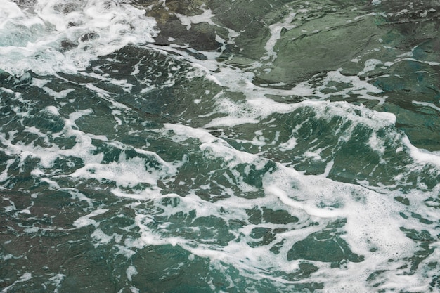 Wellenförmiges Meerwasser der Nahaufnahme