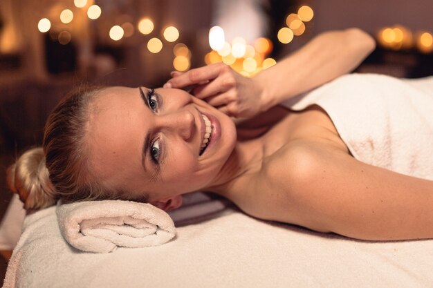 Wellness-Konzept mit Frau im Massagesalon