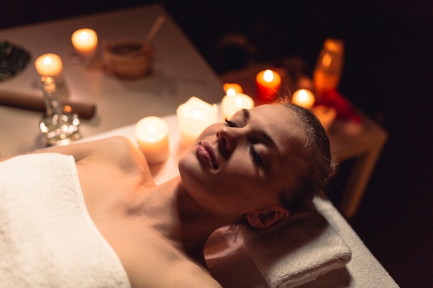 Wellness-Konzept mit Frau im Massagesalon