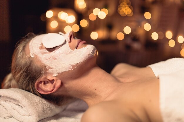 Wellness-Konzept mit Frau mit Creme im Gesicht