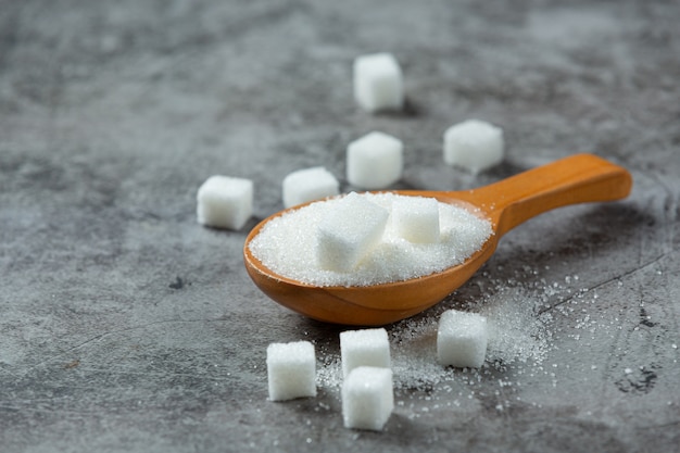 Kostenloses Foto weltdiabetestag; zucker in holzschale auf dunkler oberfläche