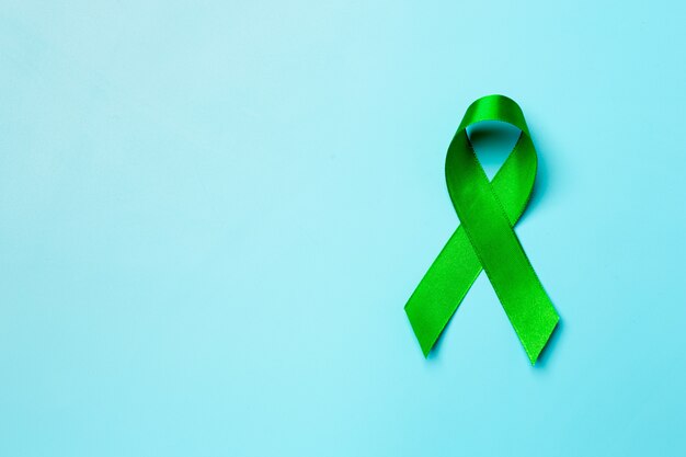 Welttag der psychischen Gesundheit. grünes Band auf blauem Hintergrund