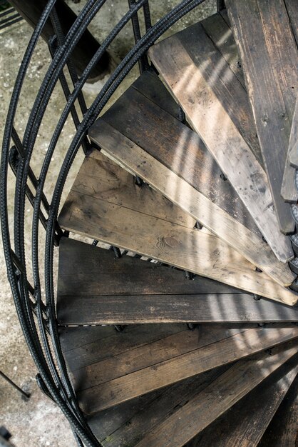 Wendeltreppe mit altem Holz