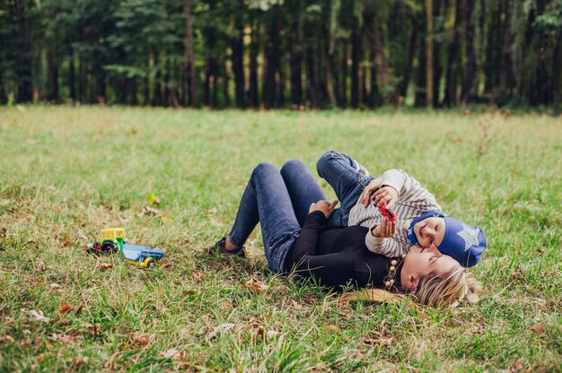 Wenig glück blauer junge park