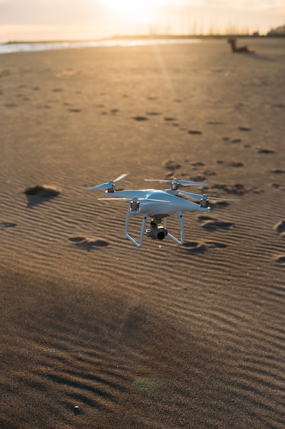 Werial Drohne fliegt tief am Boden am Strand
