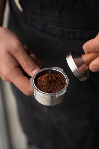 Werkzeug, das während der Kaffeezubereitung in einer Kaffeemaschine verwendet wird