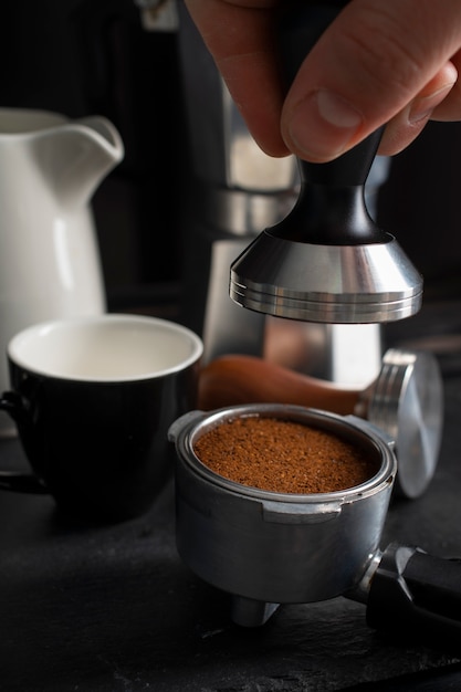 Werkzeug, das während der Kaffeezubereitung in einer Kaffeemaschine verwendet wird