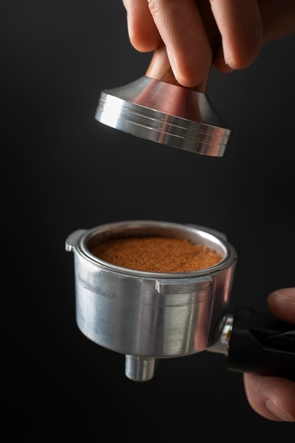 Werkzeug, das während der Kaffeezubereitung in einer Kaffeemaschine verwendet wird