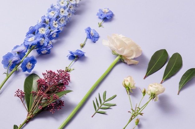 Kostenloses Foto werkzeuge und zubehör, die floristen benötigen, um einen blumenstrauß zusammenzustellen