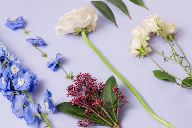 Werkzeuge und Zubehör, die Floristen benötigen, um einen Blumenstrauß zusammenzustellen