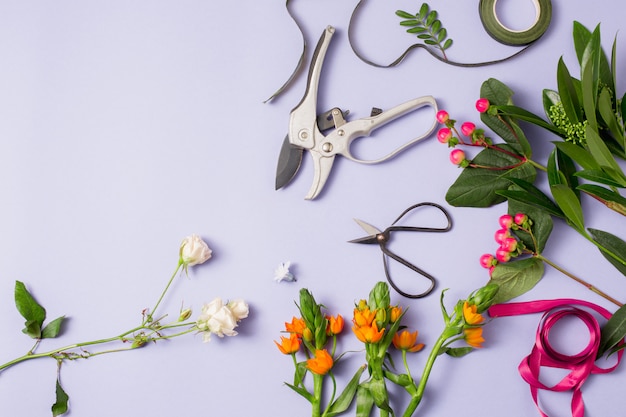 Werkzeuge und Zubehör, die Floristen für die Herstellung eines Blumenstraußes benötigen