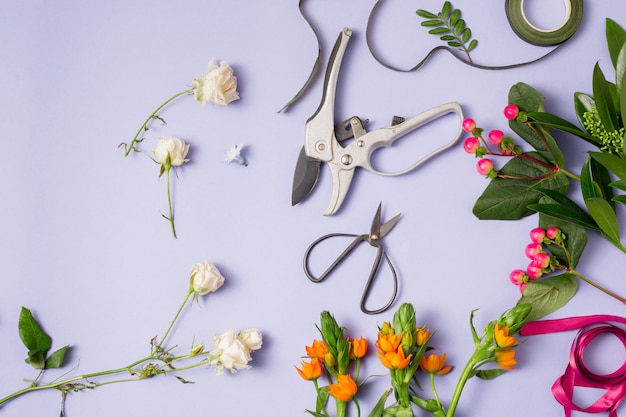 Kostenloses Foto werkzeuge und zubehör, die floristen für die herstellung eines blumenstraußes benötigen