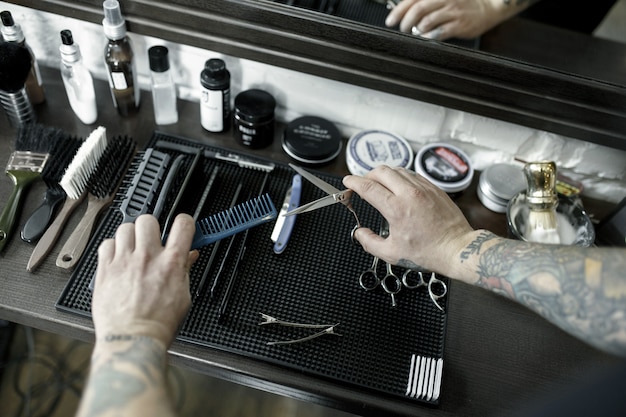 Werkzeuge zum Schneiden von Bart Barbershop Draufsicht. Weinlesewerkzeuge des Friseursalons auf hölzernem Hintergrund