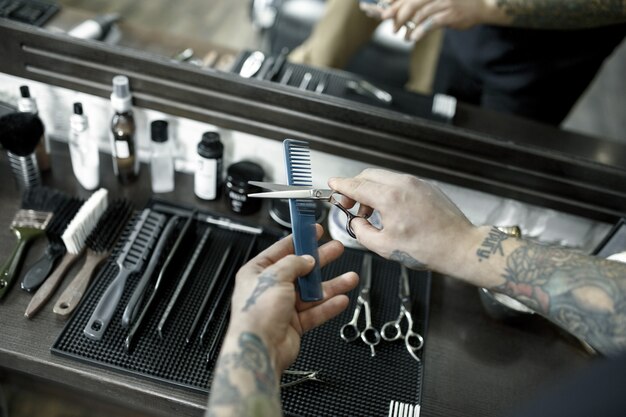 Werkzeuge zum Schneiden von Bart Barbershop Draufsicht. Weinlesewerkzeuge des Friseursalons auf hölzernem Hintergrund