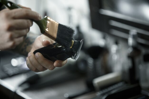 Werkzeuge zum Schneiden von Bart Barbershop Draufsicht. Weinlesewerkzeuge des Friseursalons auf hölzernem Hintergrund