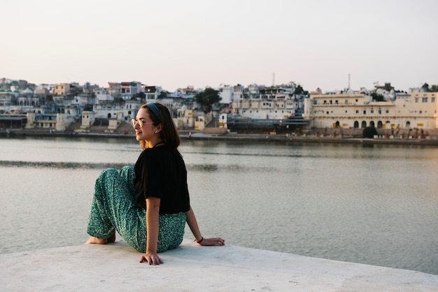 Westliche Frau, die eine Ansicht von Pushkar See in Rajasthan genießt