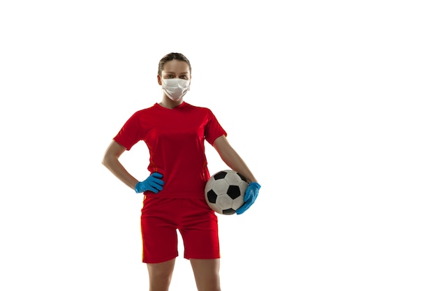 Wettbewerb. Fußballspielerin in Schutzmaske und Handschuhen.