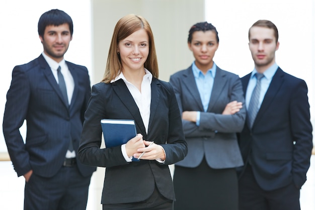 Wettbewerbsfähige Geschäftsleute mit weiblichen Führer vor