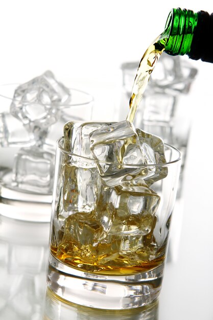 Whiskey ins Glas gießen