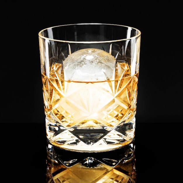 Whisky mit Kugel Eis Phantasie Cocktail