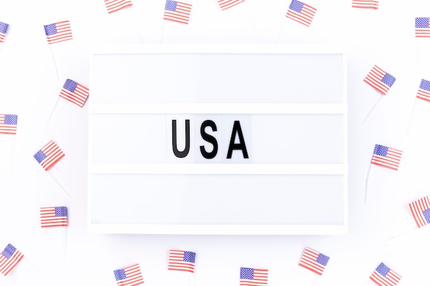 Whiteboard mit Hinweis USA, umgeben von kleinen amerikanischen Flaggen