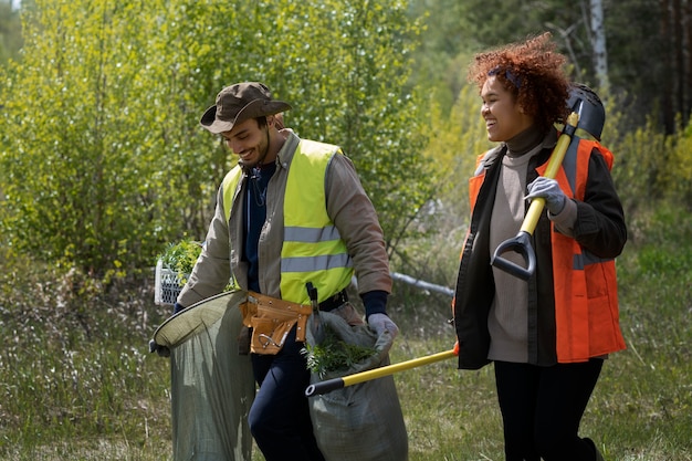 Wiederaufforstung durch freiwillige Gruppe