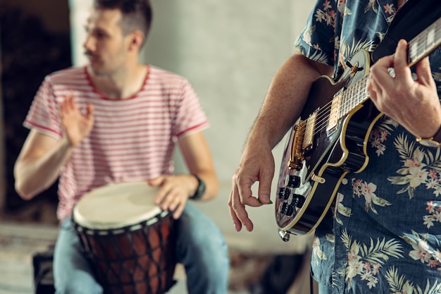 Wiederholung der Rockmusikband. E-Gitarrist und Schlagzeuger