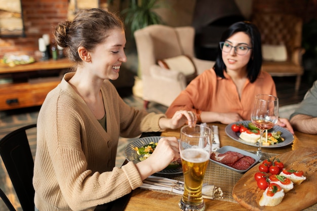 Wiedersehen der Freunde im Restaurant