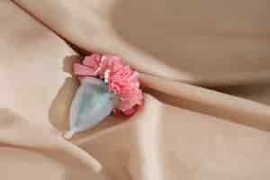 Kostenloses Foto wiederverwendbares menstruationstassenprodukt mit blumen
