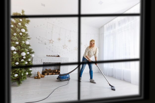 Wiew durch das Fenster, Weihnachtsbaum im Hintergrund, Winterurlaubskonzept,