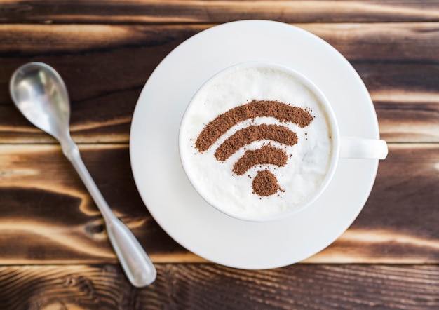 Kostenloses Foto wifi-symbol auf tasse mit teelöffel