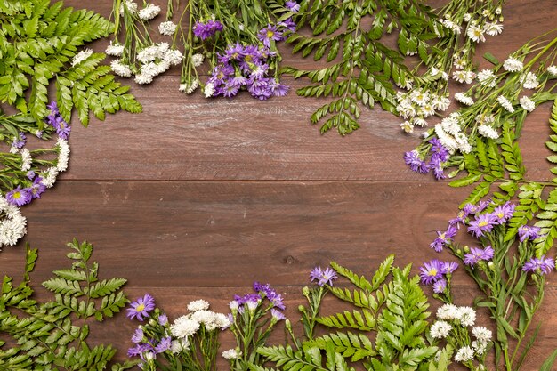 Wildblumen auf Holztisch