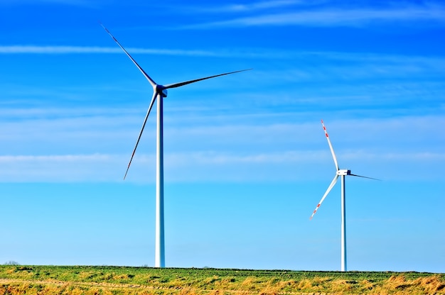 Kostenloses Foto wind-fans mit einem wolkenlosen tag