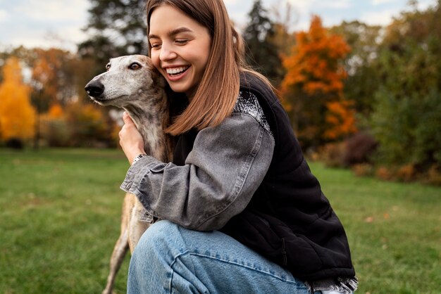 Windhundhund, der seinen Spaziergang genießt