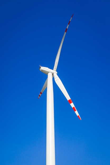 Windkraftanlage am blauen Himmel ohne Wolken