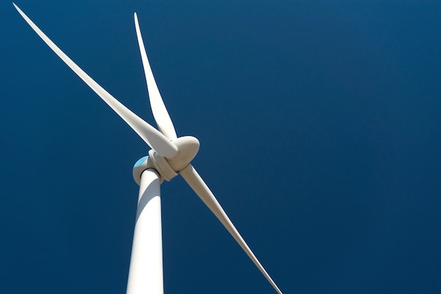 Windkraftanlage gegen tiefblauen Himmel