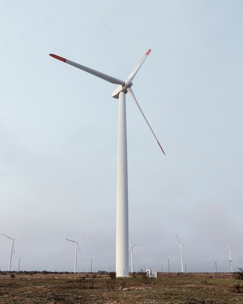 Kostenloses Foto windkraftanlage im feld, die energie erzeugt