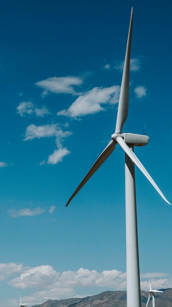 Windkraftanlage mit blauem Himmel