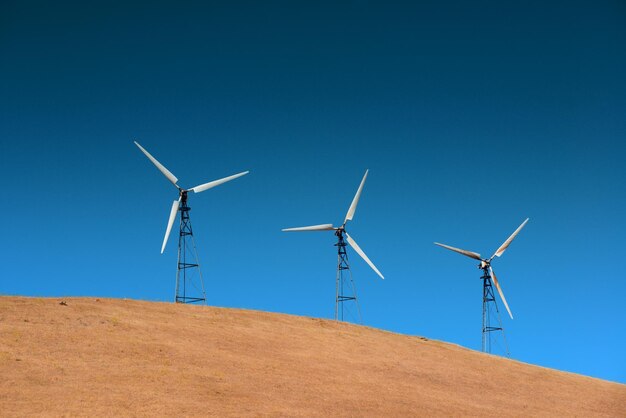 Windkraftanlage über Berg in der Nähe von San Francisco.