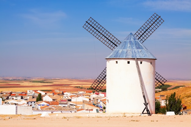 Kostenloses Foto windmühle in campo de criptana