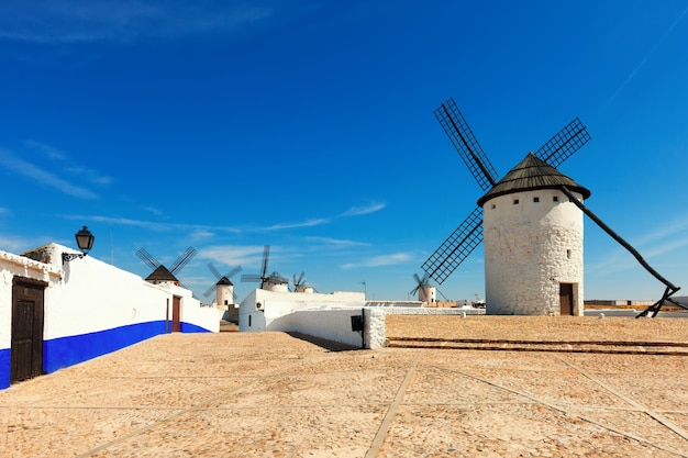 Kostenloses Foto windmühlen in campo de criptana. spanien