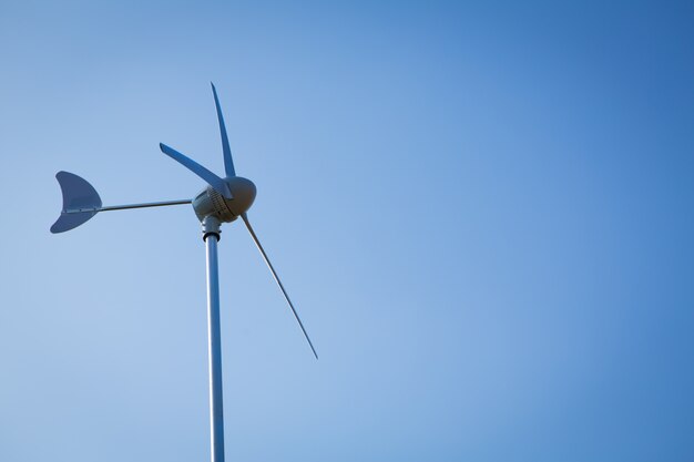 Windturbine über blauem Himmel