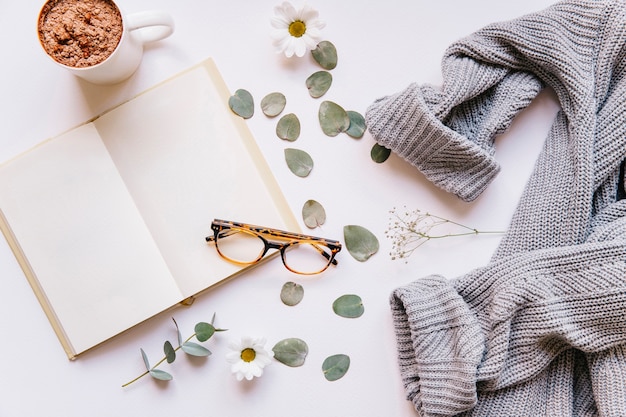 Kostenloses Foto winter-konzept mit trikot und buch