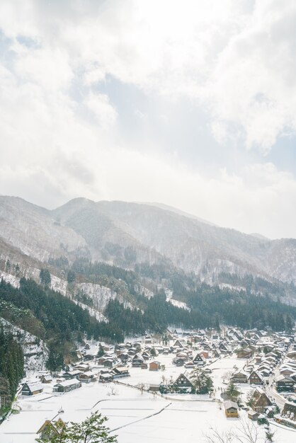 Winter Shirakawago mit fallendem Schnee, Japan