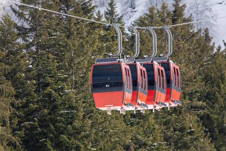 Kostenlose Foto winterlandschaft einer seilbahn, umgeben von den schneebedeckten bergen