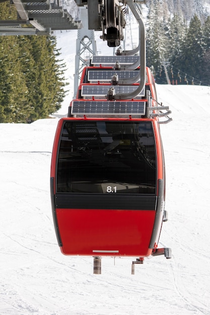 Winterlandschaft einer Seilbahn, umgeben von den schneebedeckten Bergen