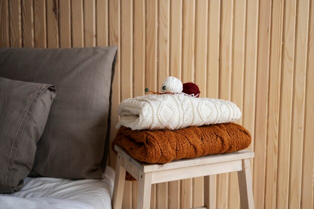 Winterlebensstil mit warmer Kleidung auf dem Stuhl