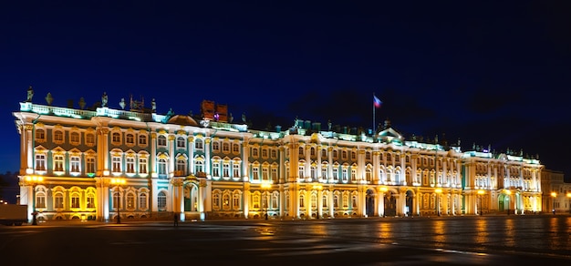 Winterpalast in der Nacht