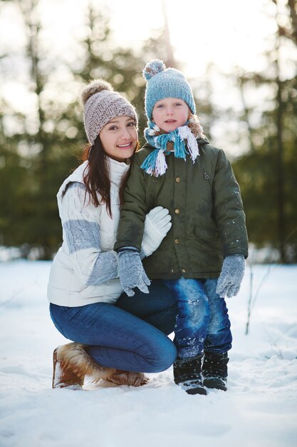 Winterporträt der Mutter und des Sohns