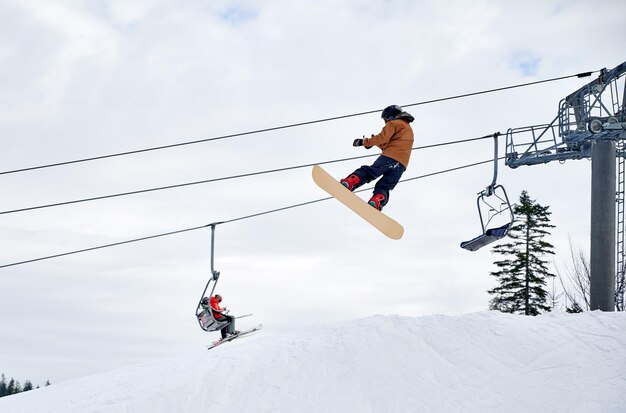 Wintersportarten Skifahrer, der in der Wintersaison Tricks in den Bergen macht